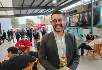 un homme souriant