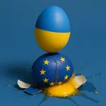 un oeuf aux couleurs du drapeau ukrainien qui tombe sur un oeuf au couleur du drapeau européen brisé