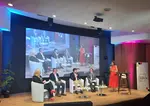 personnes sur une scène