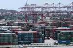 Terminal portuaire de containers au port en eaux profondes de Yangshan à Shangai. Empilement de conteneurs