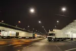 camion devant quais de déchargement, de nuit