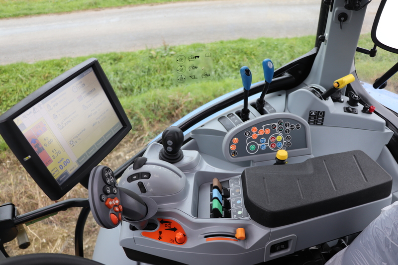 Le tracteur New Holland T5.140 Auto Command est équipé de l'accoudoir multifonction Sidewinder. © D. Laisney