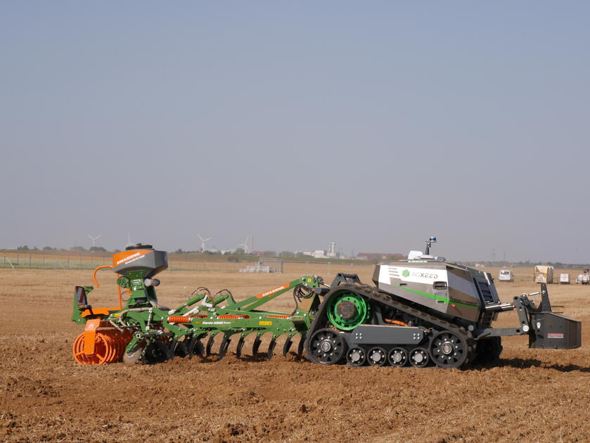 VIDÉO - Un tracteur autonome testé dans l'Eure, prototype unique en France  - France Bleu