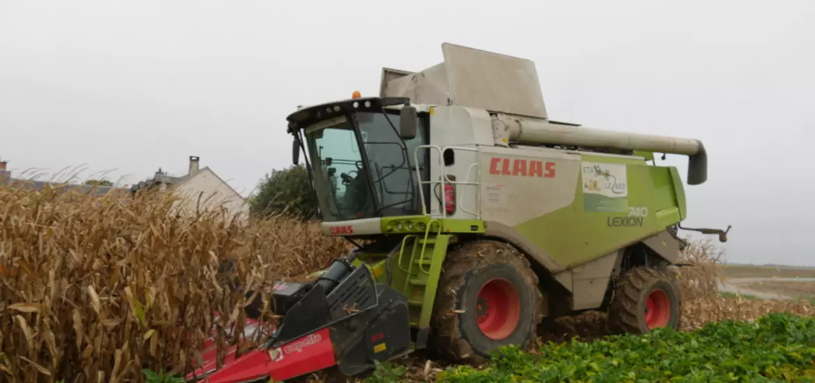 L’agriculteur entrepreneur préfère les carters en tôle à ceux en plastique pour leur facilité de réparation. © D. Laisney