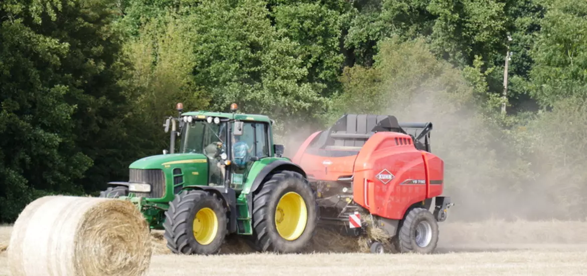 Les nouvelles presses Kuhn VB série 7100 s’adressent essentiellement aux exploitations, Cuma et ETA réalisant plus de 4 000 balles par an. © D. Laisney