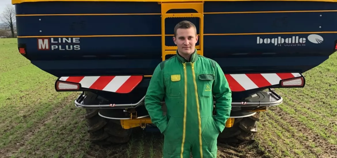 Alexandre Morel, agriculteur à Saint-Nicolas-des-Bois (Manche) et associé de l'ETA du Val de Sée, apprécie l'application sur smartphone pour régler rapidement son épandeur d'engrais Bogballe. © ETA du Val de Sée