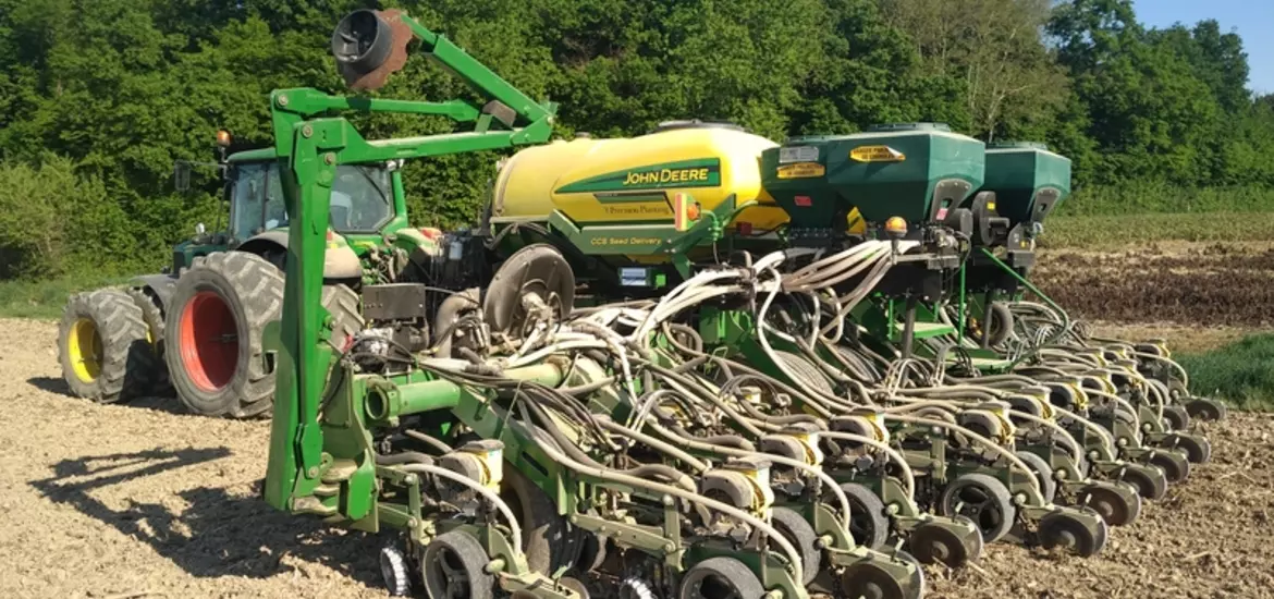 Le semoir John Deere 1790 sème sur 23 rangs à 38 cm ou sur 12 rangs à 76 cm avec la deuxième rangée d'éléments relevée  © E. Chalumeau