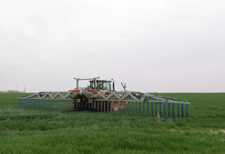 La rampe à pendillards de 18 mètres de large est attelée sur un tracteur de 150 chevaux jumelé à l’arrière pour respecter la culture et garantir la traction du tuyau sans patinage.