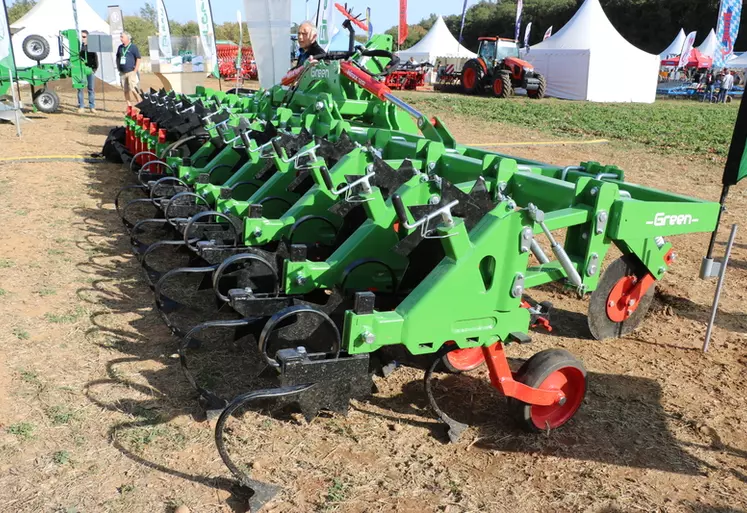 Présentée en modèle 12 rangs à 50 cm d'écartement, la bineuse Winxx de Green Vision profite d'un châssis et d'éléments lourds © M. Portier