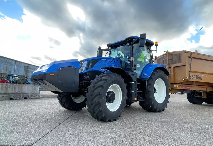 Le tracteur New Holland T6 Methane Power emporte 80 kg de Méthane, qui lui permettent de travailler entre 4,5 et 5 heures à pleine charge.
