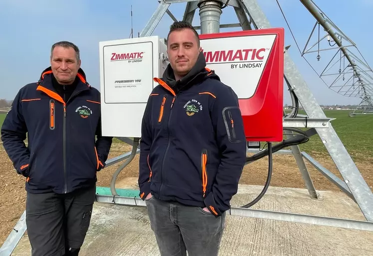 Philippe et Maxime Morel, agriculteurs à Tignieu-Jameyzieu en Isère. "Notre pivot équipé de la VRI permet de mieux valoriser notre quota d’irrigation."