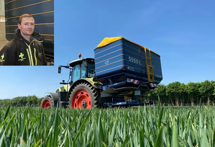 Épandeur d'engrais Bogballe attelé à un tracteur Claas