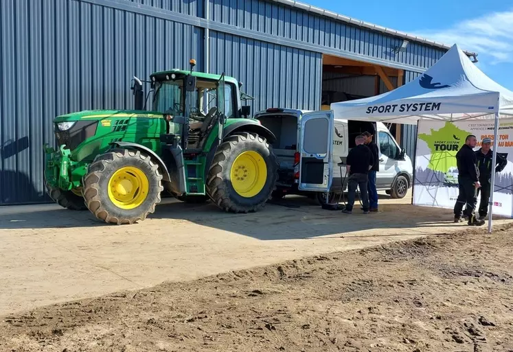 Tracteur John Deere passé au banc sur une ferme dans le cadre d'une reprogrammation moteur