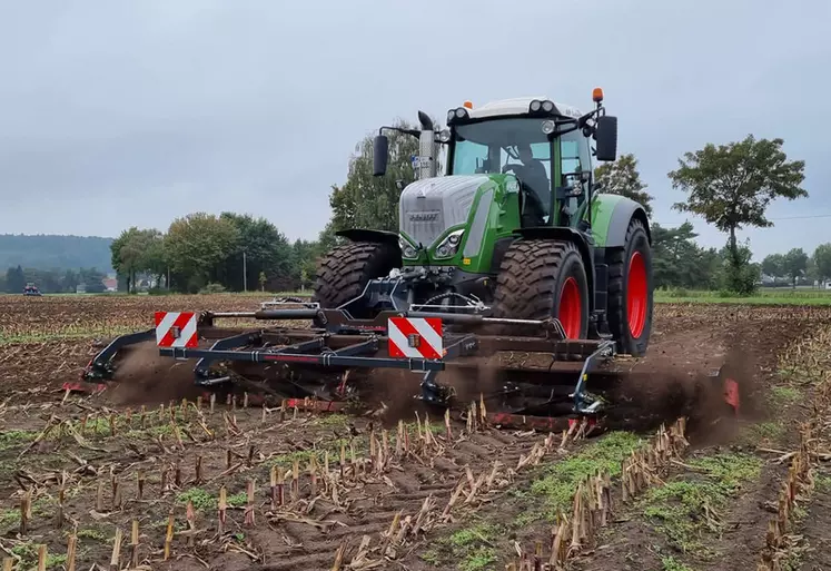 Rouleau Faca 6 m DA Landtecnik sur relevage avant de tracteur Fendt
