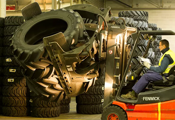 Michelin inaugure un nouveau procédé de confection des pneumatiques dans son usine de l'Aube. Si la technologie des pneus ne change pas, le confort des opérateurs est fortement amélioré.