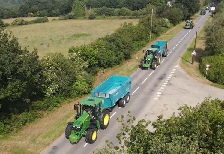 Tracteurs John Deere sur la route avec benne Rolland et épandeur à fumier Rolland