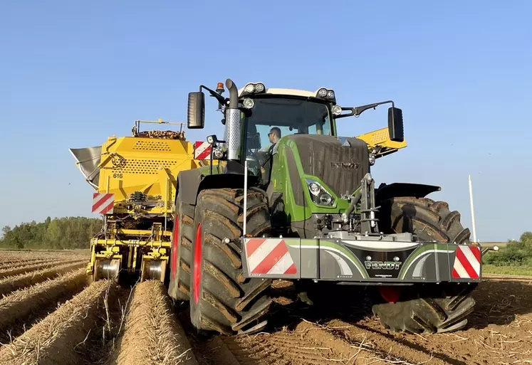 Tracteur Fendt 828 Vario et arracheuse de pommes de terre traînée deux rangs Ropa Keiler 2 L