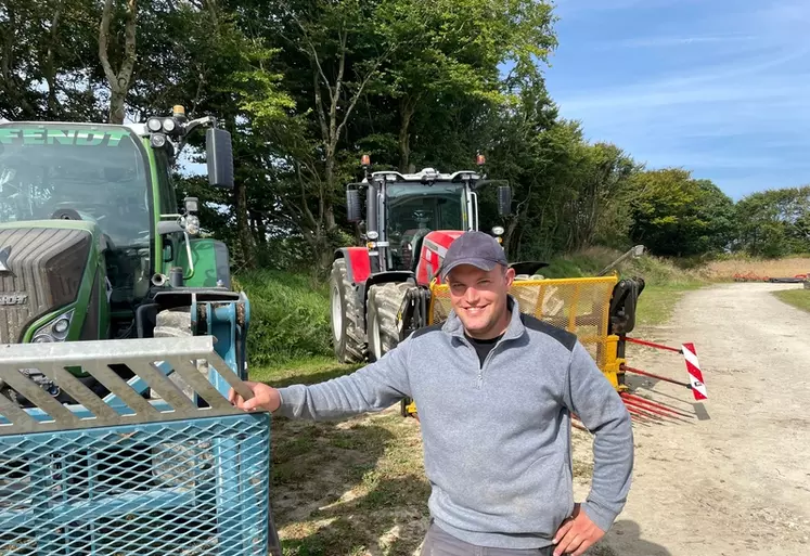 Timothée Dalmont, chauffeur de la Cuma des trois vallées (Manche), devant les tracteurs Fendt 718 Vario et Massey Ferguson MF 8S.225 équipés de fourche à ensilage à ...