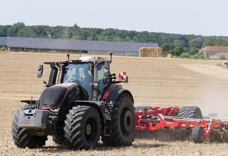 tracteur Valtra S416 déchaumeur à disques indépendants Grégoire Besson Occitan