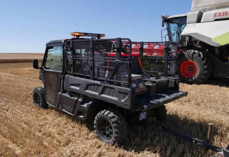 <em class="placeholder">SSV Can-Am avec rehausses de benne grillagées, devant une moissonneuse-batteuse Claas Lexion</em>