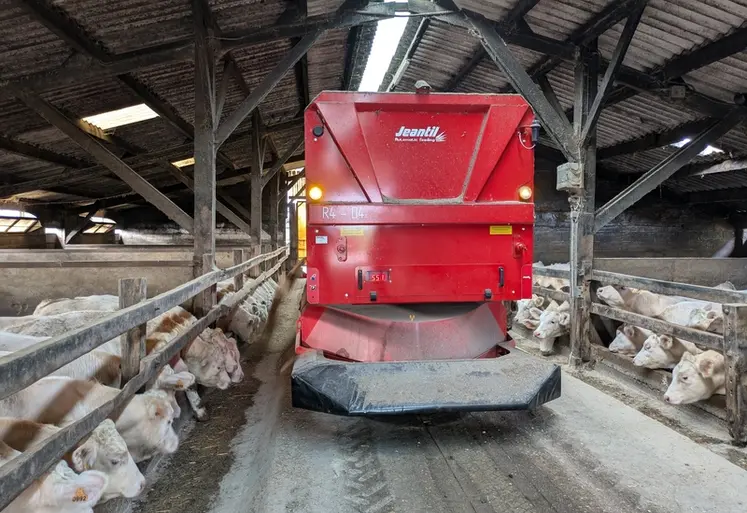 <em class="placeholder">L&#039;automate Jeantil R4D4 embarque 4 m3 de ration qu&#039;il peut distribuer à gauche ou à droite à l&#039;aide de son tapis transversal. </em>