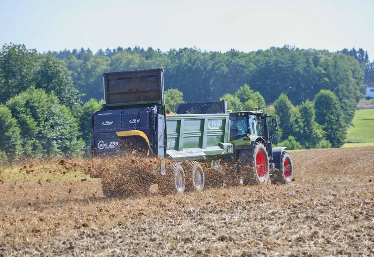 <em class="placeholder">Epandeur à fumier Fliegl KDS 255 Muck Control derrière un tracteur Claas en action.</em>