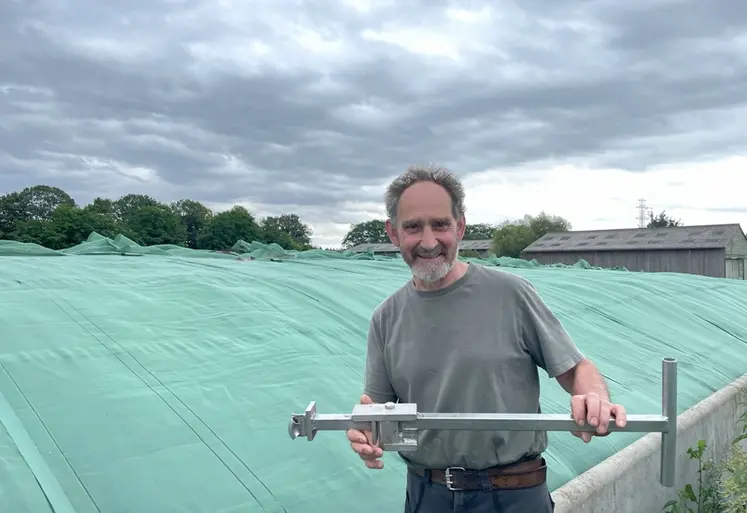 Charles Rémy, agriculteur dans la Sarthe, devant son tas d'ensilage couvert avec le système de bâchage par filets Silage Safe de CBS Béton