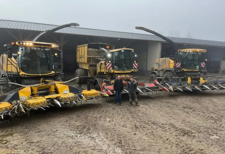 <em class="placeholder">Ensileuse à trémie Racine L’Articulée 2025 MR entourée des ensileuses New Holland FR550 et FR9060 de l&#039;ETA - TP Girault</em>