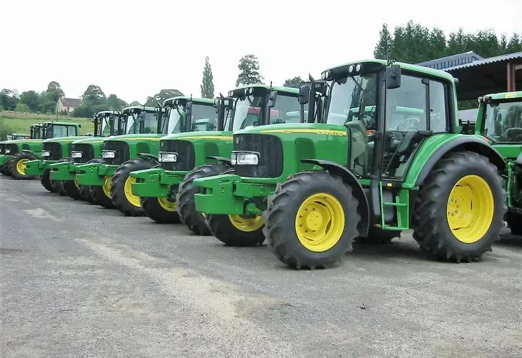 Parc d'occasion d'un concessionnaire de machines agricoles.