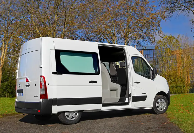 <em class="placeholder">Camionnette trasnportant des passagers Nissan porte ouverte </em>