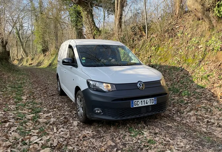 <em class="placeholder">Fourgonnette Volkswagen Caddy Cargo dans un chemin de terre recouvert de feuille</em>