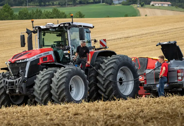 <em class="placeholder">Tracteur Massey Ferguson MF 9S.425 jumelé auquel on fait le plein de GNR. </em>