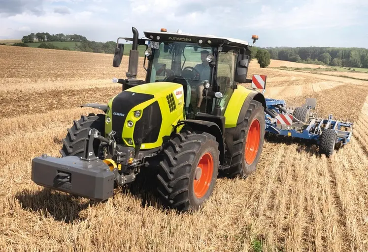 <em class="placeholder">Tracteur Claas Arion 570 CMatic au champ avec un outil de travail du sol</em>