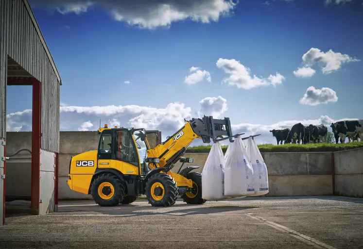 chargeuse télescopique articulée JCB TM280 portant deux bigbag.