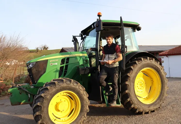 <em class="placeholder">Denis Damestoy (Pyrénées-Atlantiques) note ses heures d&#039;utilisation du tracteur John Deere 6100M , en vue des comptes annuels de copropriété.</em>