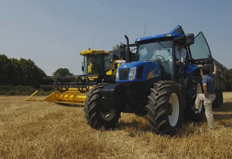 <em class="placeholder">Tracteur New Holland et moissonneuse-batteuse New Holland sur des chaumes de blé</em>