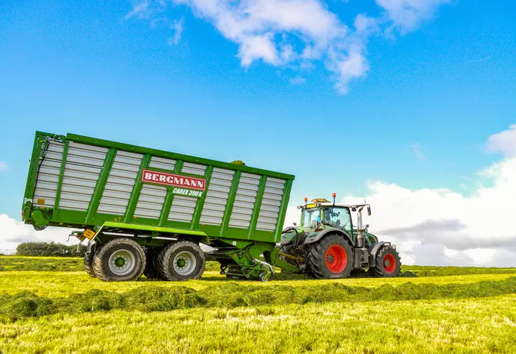 <em class="placeholder">Remorque autochargeuse Bergmann dans un champ avec tracteur Fendt</em>
