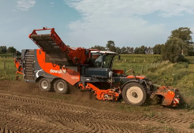 <em class="placeholder">Arracheuse automotrice de pommes de terre Dewulf Enduro Gen 2.</em>