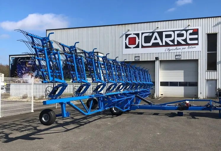 <em class="placeholder">Bineuse Carré devant le site de production de Carré SAS, à Saint-Martion-des-Noyers (Vendée).</em>