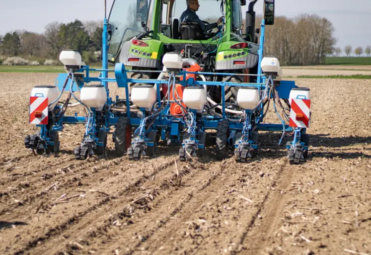 <em class="placeholder">Semoir monograine six rangs de chez Monosem modernisé avec des composants Precision Planting au travail.</em>