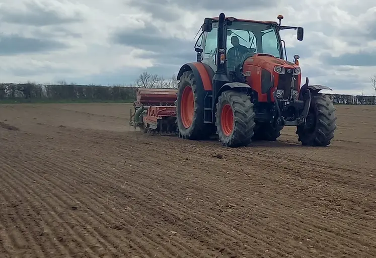 <em class="placeholder">Semis de prairie avec semoir en lignes Nodet Gougis et tracteur Kubota</em>