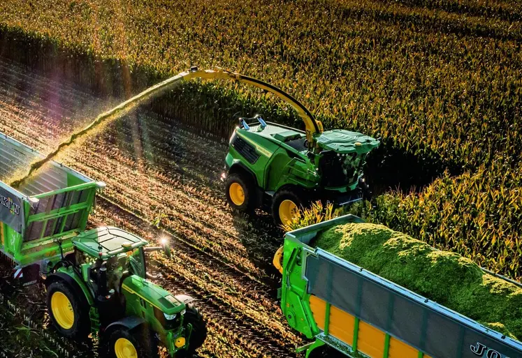 Ensileuse automotrice JD F9 1000 à la récolte d'ensilage de maïs 