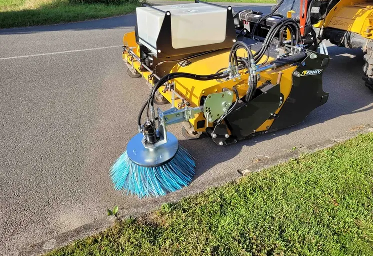 <em class="placeholder">Balayeuse Master'Clean d'Emily sur chargeur télescopique JCB</em>