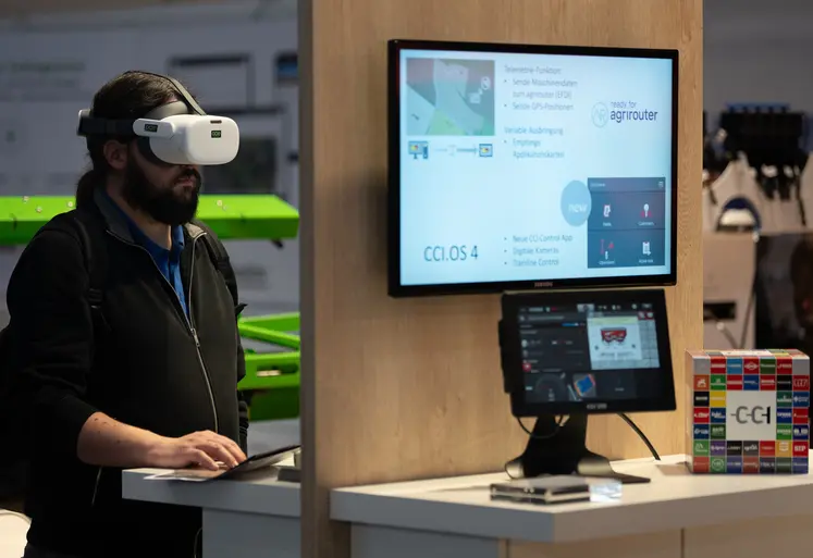 Essai de casque de réalité virtuelle au salon Agritechnica en 2023.