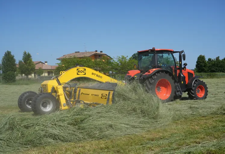 <em class="placeholder">Andaineur à tapis Kverneland Roc ST 920 et tracteur Kubota</em>
