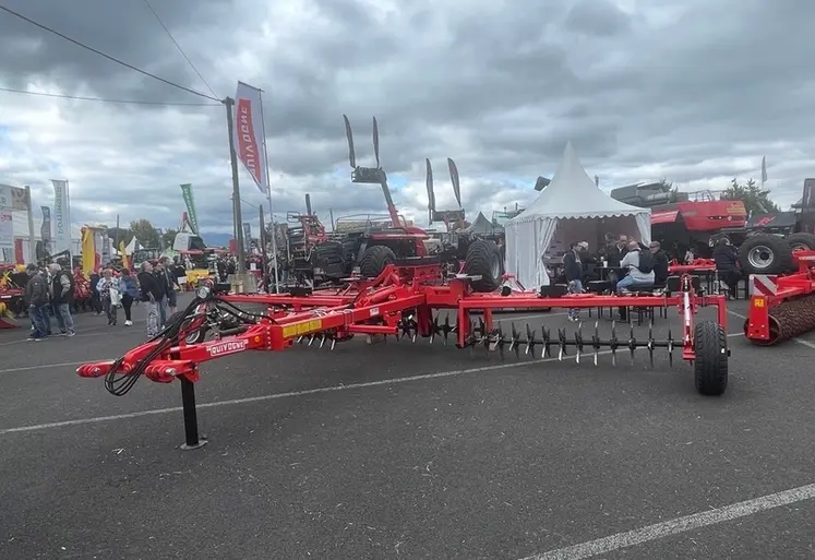 <em class="placeholder">Rouleau aérateur de prairies Quivogne AER</em>