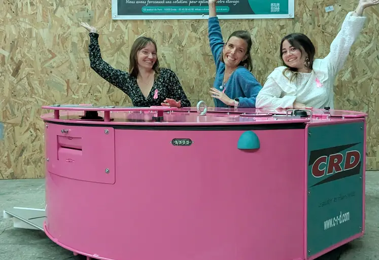 Robot aspirateur de lisier CRD de couleur rose - opération Octobre Rose