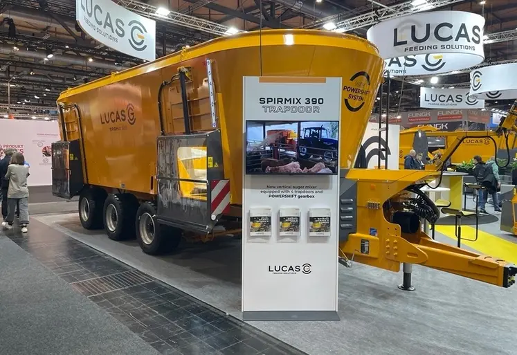 <em class="placeholder">Remorque mélangeuse Lucas G Spirmix à trois vis verticales présentée au salon allemand Agritechnica 2025</em>
