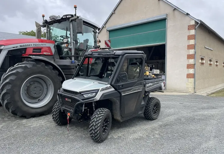 <em class="placeholder">SSV Aodes Workcross 1000 HVAC à côté d&#039;un tracteur Massey Ferguson MF 9S.310</em>