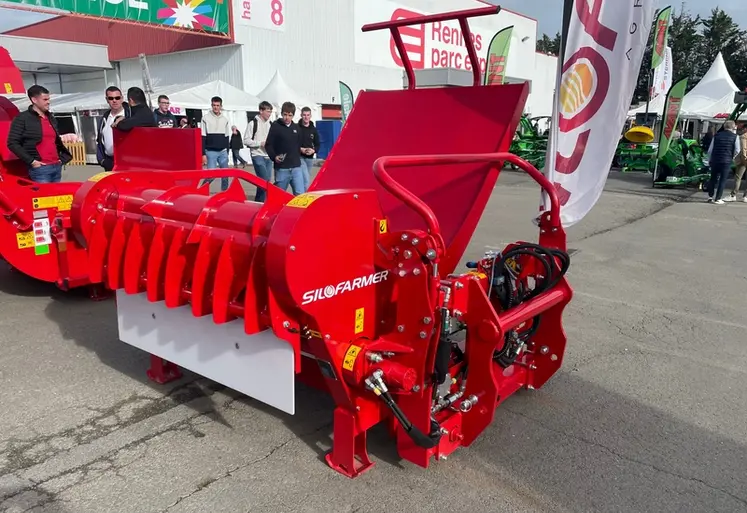 <em class="placeholder">Dérouleuse de balles rondes et cubiques DBCR de Silofarmer</em>